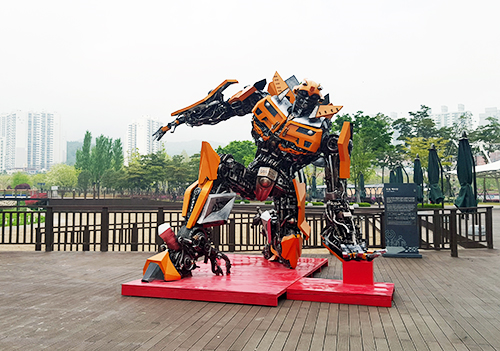 부산시민공원에 전시된 대형 로봇작품 사진